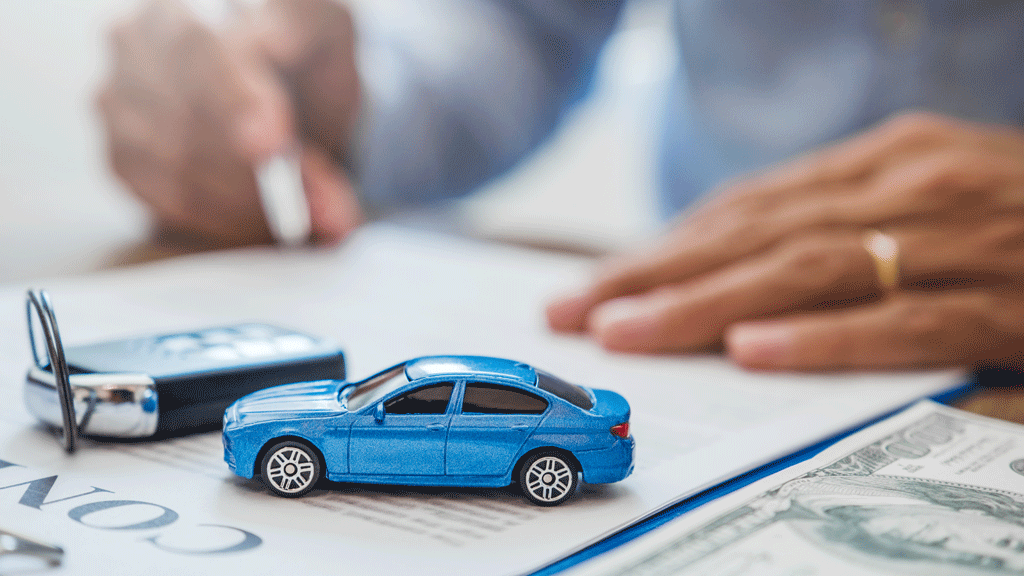 Couple français discutant de leurs options d'assurance auto à la table de cuisine